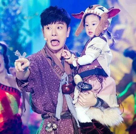 明星贾乃亮李小璐甜馨上快乐大本营 爸爸收温情告白感动落泪