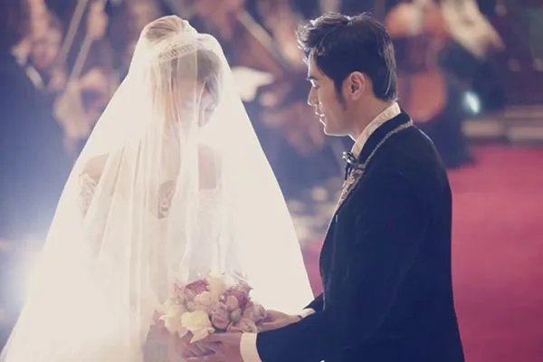 周杰伦常探班昆凌，是吃醋她与其他异性的接触吗？