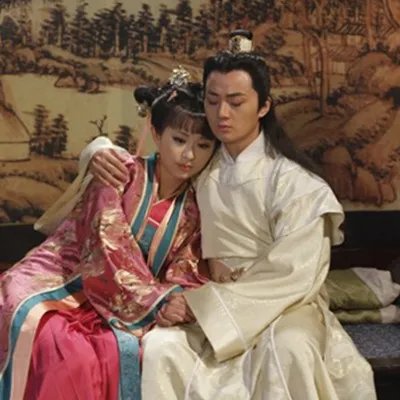 余少群孙耀琦综艺节目《快本》 台上两人深情拥吻十分甜蜜