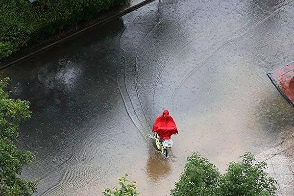 广西阳朔洪涝灾害，如何看待最近南方地区暴雨连连？