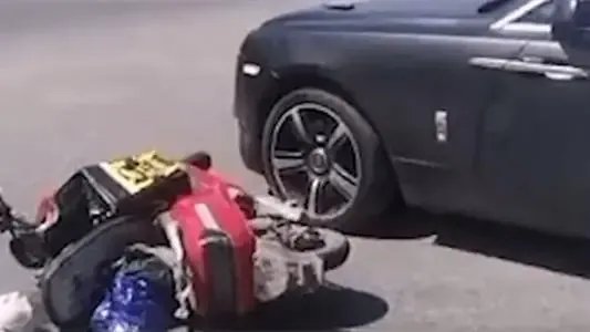 外卖小哥撞上劳斯莱斯维修费要30多万。面对天价赔偿该怎么办？