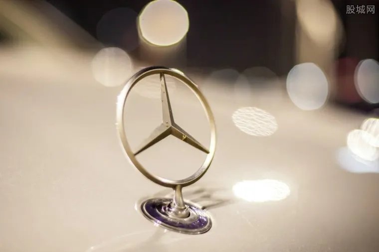 小伙四万网购奔驰 结果上路不久后竟被扣人被拘