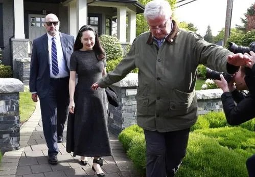 孟晚舟出庭时身边有不少随行的人是什么身份？又说明了什么问题？