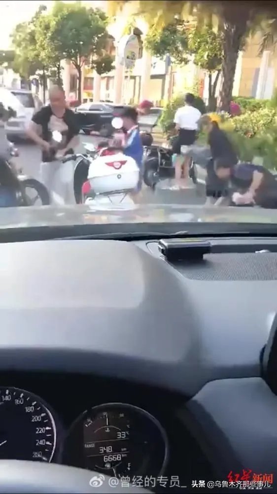 福建一男子一时冲动，当街撒10万现金，一地钞票遭哄抢光后才后悔，对此你怎么看？