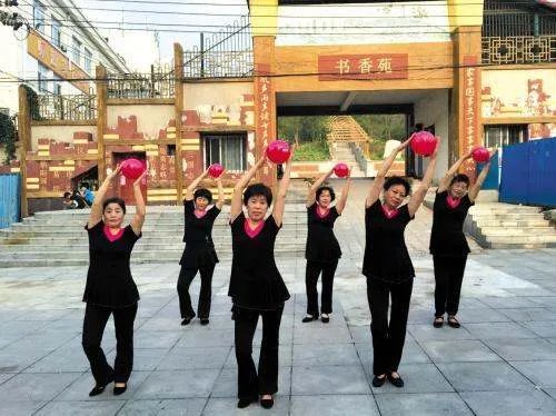 在殡仪馆前跳广场舞送别老人，此举是否对逝去的人不尊重？