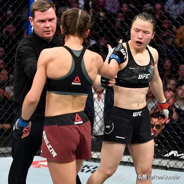 张伟丽和乔安娜的UFC冠军赛中，乔安娜一度像稳拿冠军一样笑着炫耀，具体是怎么回事？
