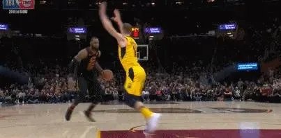 G2末节詹姆斯上篮被萨博尼斯放倒,恶意犯规,怎么看?