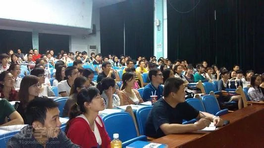 万国学校的学校课程