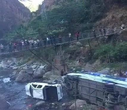 泸沽湖大巴坠河车上有30人 万幸仅5人轻伤后方超车酿祸