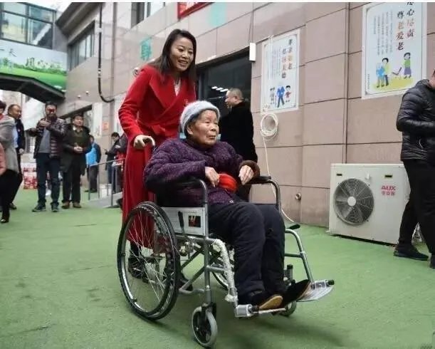 有人说电视上看不见“草帽姐”了,她的近况怎么样?