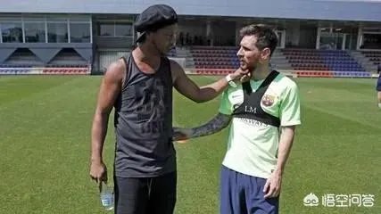 小罗连续4次踢中门柱弹回脚下的视频，你认为是真的吗？