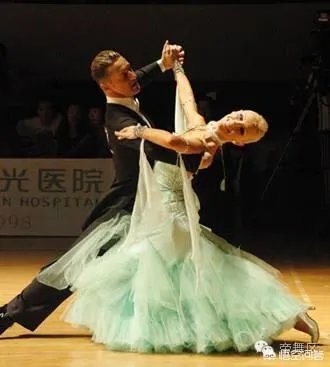 现在跳交谊舞的人是不是越来越多了？为什么？