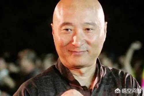 著名演员陈佩斯昨日深夜发文缅怀黄一鹤老先生，因使用繁体字惹网友热议，说出你的看法是什么？