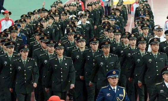 如何看待小伙怒斥在军舰旁穿和服拍照女子？