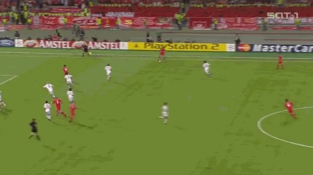 2005年欧冠决赛,上下半场比赛的反差为什么这么大?