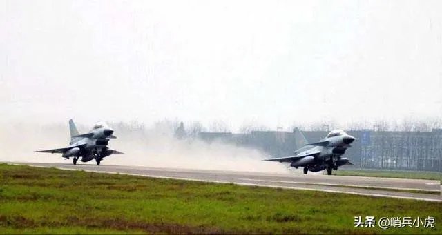 战斗机后轮着地,前轮抬起,如何分辨它是在起飞,还是在降落?