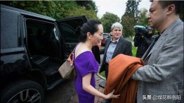 孟晚舟出庭时身边有不少随行的人是什么身份？又说明了什么问题？