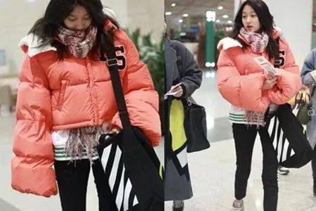 关晓彤赶路显疲惫眼睛浮肿    素颜露面惹网友心疼