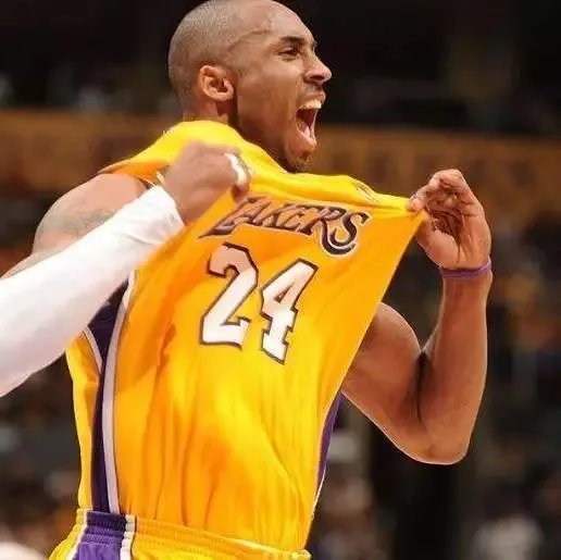 如何看待湖人要为科比立雕像，那个动作更好？