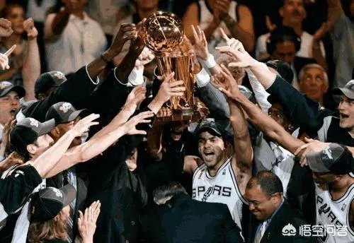 37岁的帕克正式宣布退役，17年生涯赚取1.7亿美金，为什么球迷提到了马刺食堂？