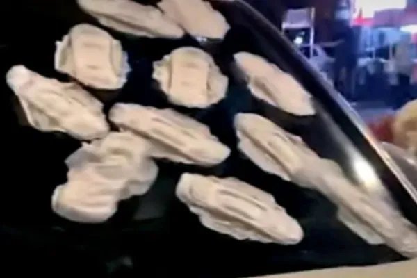 南京一小车违停堵路5小时车窗被贴满卫生巾，肇事者会因此受到处罚吗？