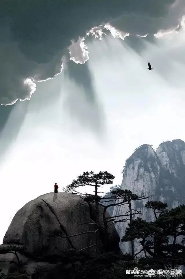 上联：晴空朗月惊雷，下联怎么对？