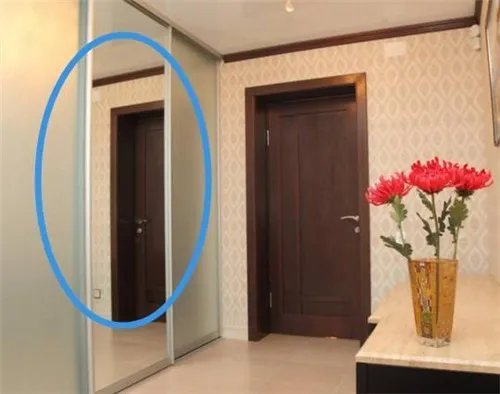 卫生间的镜子对着门好不好 镜子对着门怎么化解