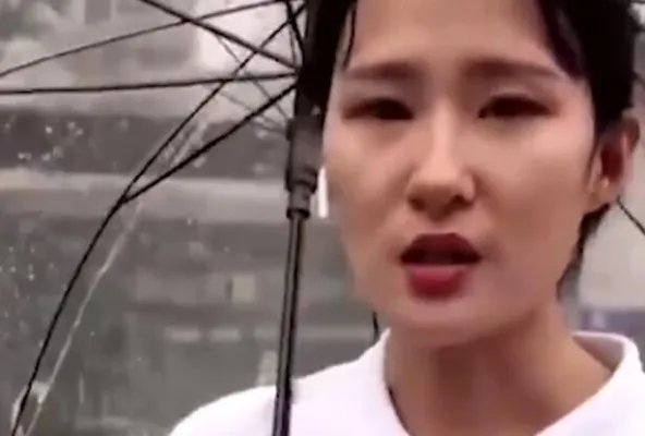 女记者报道商户被淹忍不住哭了 她看到商户们只能无助地站在门口