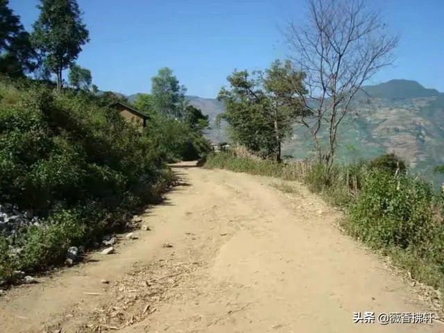 我拉东西从村里出村路上过，村民不让过要钱，他们合理吗？