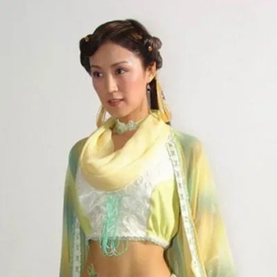 鲍蕾整容前照片曝光 网直呼对比判若两人