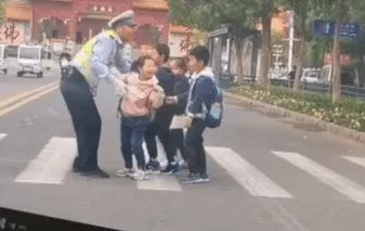 交警跳跃式接小朋友过马路，这个举动原意是什么？