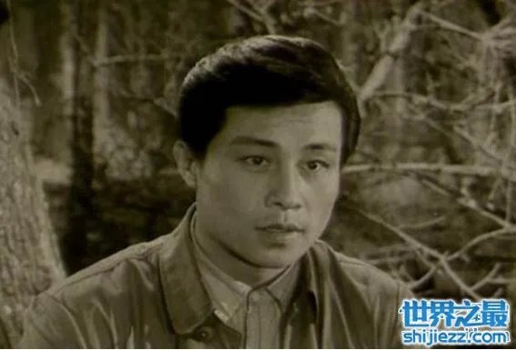 电影演员王心刚逝世是假的，其实在大连舒舒服服养老 