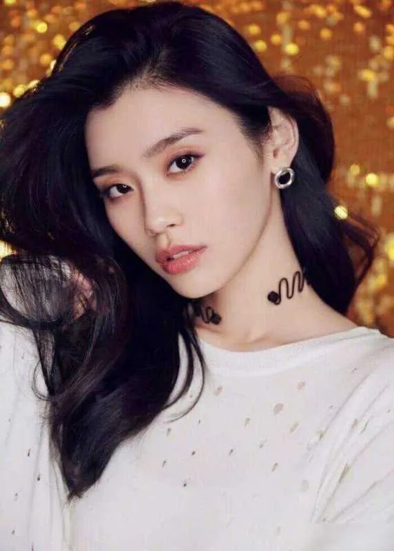 靠前男友成超模，又摔进豪门的奚梦瑶，为何她的人生这么顺？