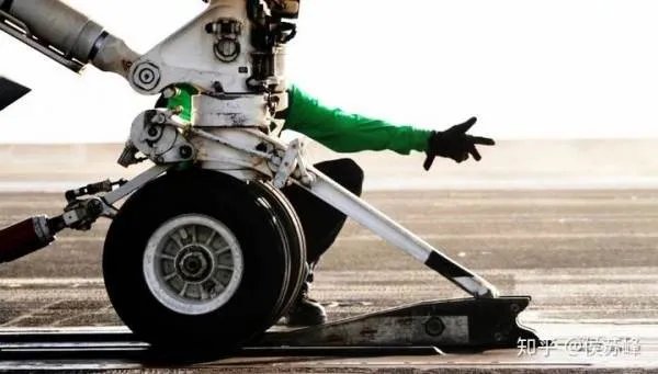 航母舰载机起降到底有多复杂？为什么说“它”的危险系数最高？