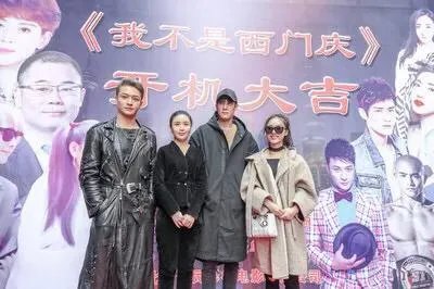 老婆总是去闺蜜家过夜，每次开视频不接说她闺密没穿衣服不方便，为啥？