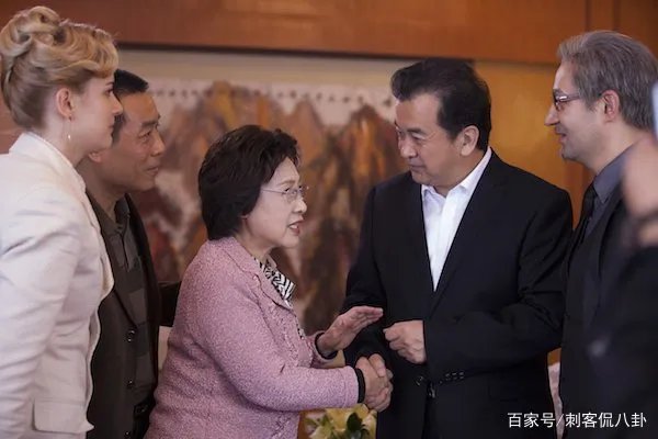 黄宏上午被免职，下午就被带走，如今多年过去了他过得怎么样？