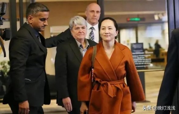 孟晚舟出庭时身边有不少随行的人是什么身份？又说明了什么问题？