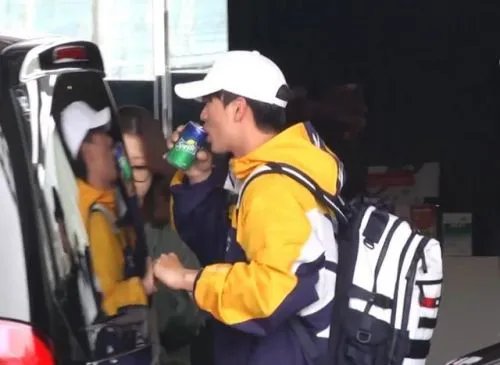 关晓彤戴口罩喝冷饮她是热还是不热？