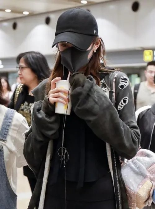 关晓彤戴口罩喝冷饮她是热还是不热？