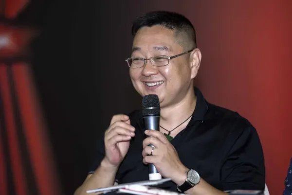 明星发飙有多吓人，吴京在机场大骂跟拍记者，撒贝宁狂怼张绍刚？