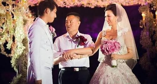 结婚典礼新郎父亲讲话稿  父亲幽默婚礼致辞怎么说