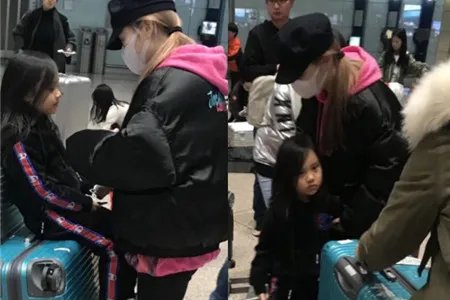 网曝李小璐甜馨游日本已经回国 全程未见贾乃亮惹人猜疑