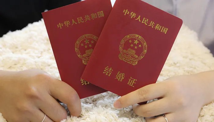 拍结婚证件照穿什么 拍结婚证件照穿什么颜色