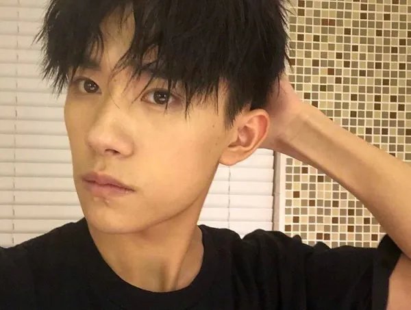 易烊千玺社交平台晒泥塑作品,他为什么这么多才多艺?