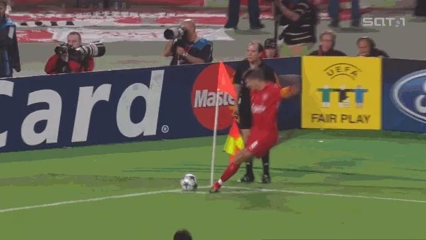 2005年欧冠决赛,上下半场比赛的反差为什么这么大?