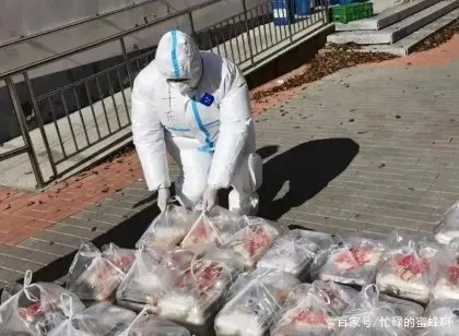 在大连疫情的扩散事件中，有哪些人被查了？