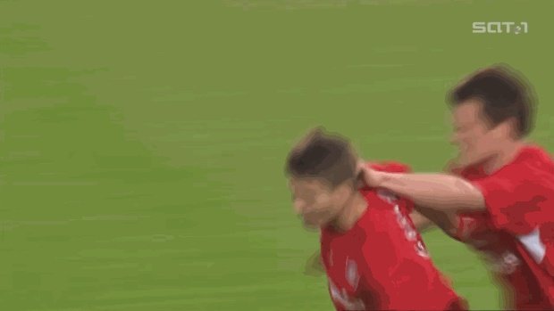 2005年欧冠决赛,上下半场比赛的反差为什么这么大?