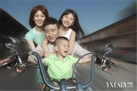 胡军自称喜欢老婆的开朗不会让老婆为家庭自我牺牲