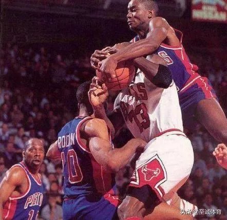 乔丹在打不过活塞时，选择和同届的奥拉朱旺抱团，可以几个冠军？