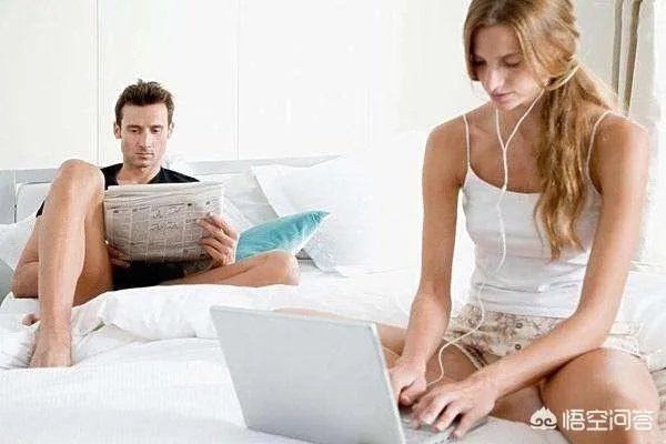 晚上睡前夫妻二人各自看着自己的手机，是什么心理？